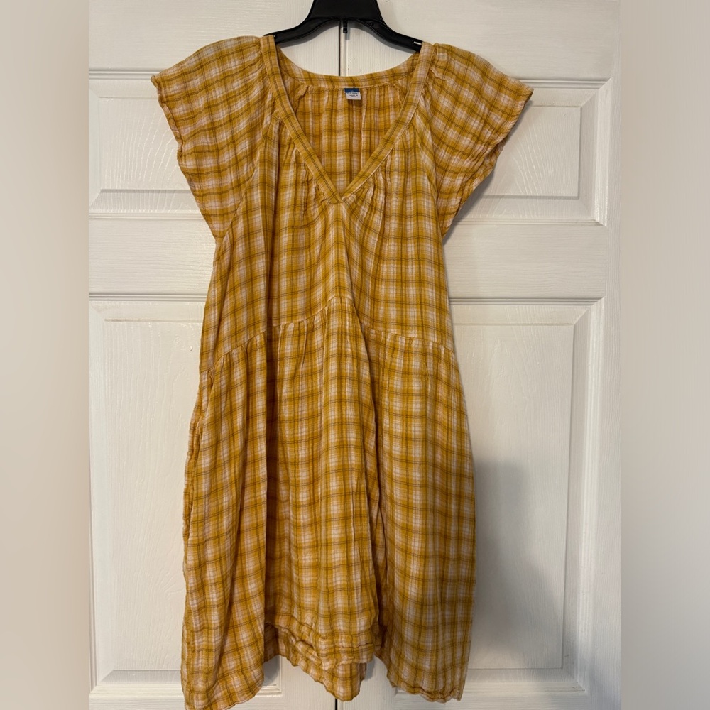 Flowy dress with flutter sleeves